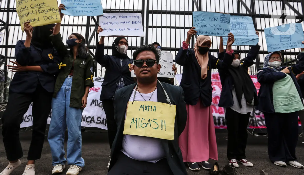 Mahasiswa melakukan aksi teatrikal di depan Gedung DPR/MPR RI, Jakarta Pusat, Jumat (9/9/2022). Demo tersebut untuk menolak kebijakan pemerintah menaikkan harga BBM. (Liputan6.com/Johan Tallo)