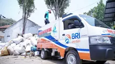 BRI melalui program Tanggung Jawab Sosial Lingkungan (Corporate Social Responsibility/CSR) BRI Peduli terus melakukan berbagai inisiatif dalam mengatasi persoalan sampah. Salah satunya, BRI berkolaborasi dengan Yayasan Bening Saguling, yang membantu mengatasi persoalan sampah di Waduk Saguling di sekitar Sungai Citarum, Bandung, Jawa Barat. (Dok. BRI)