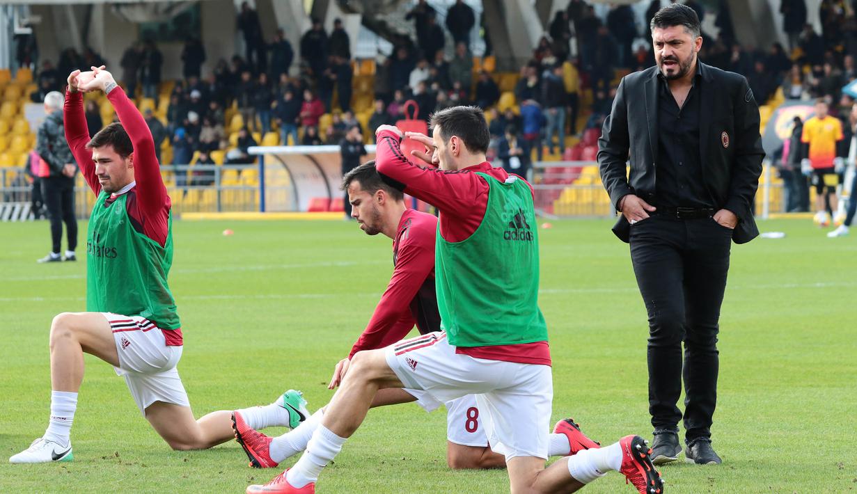 Pelatih AC Milan, Gennaro Gattuso, mengamati anak asuhnya saat pemanasan sebelum melawan Benevento pada laga Serie A Italia di Stadion Ciro Vigorito, Benevento, Minggu (3/12/2017). Kedua klub bermain imbang 2-2. (AFP/Carlo Hermann)
