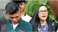  Artis dan model seksi Cut Chyntiara Alona menjalani pemeriksaan di Polres Metro Jakarta Selatan. Pemeriksaan terkait laporan yang dilayangkan sebelumnya oleh Alona terkait dugaan perbuatan tidak menyenangkan Kepala Subbagian Humas Polres Metro Jakarta Se