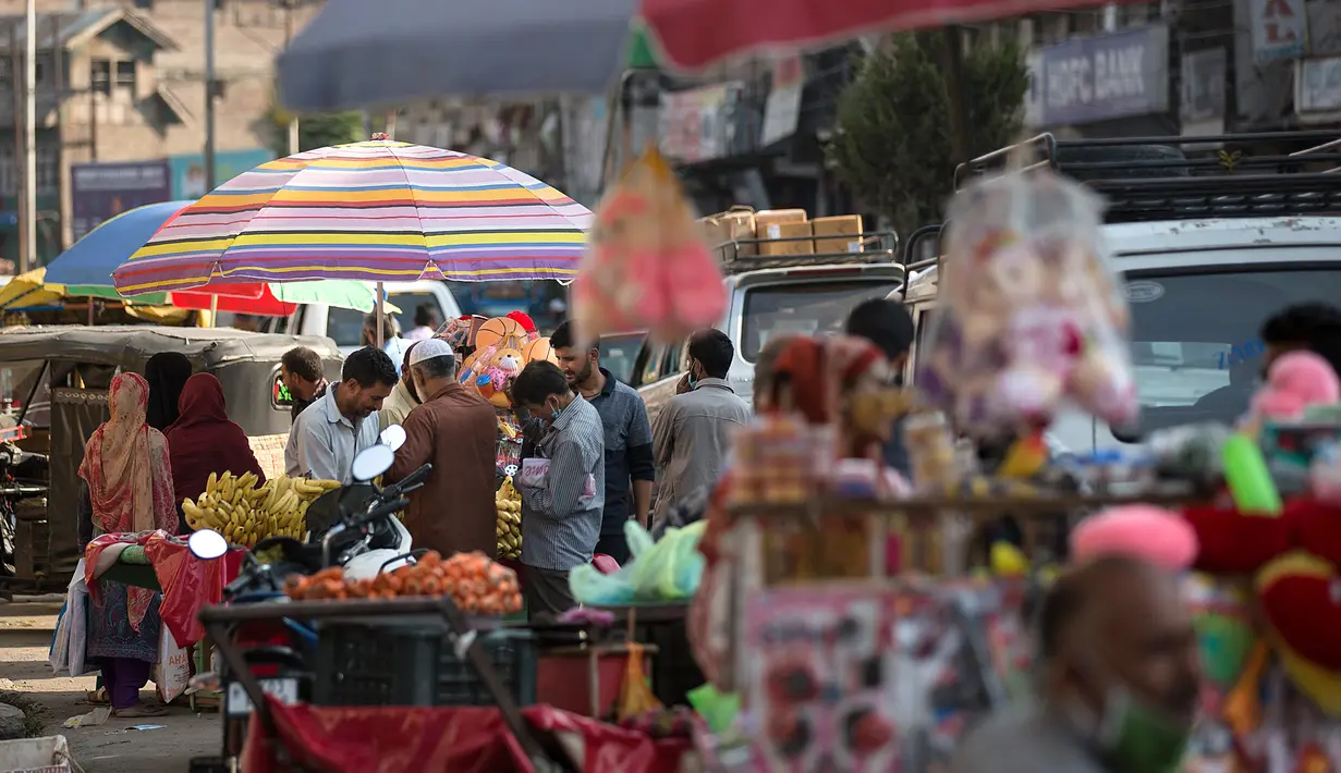 Orang-orang berbelanja di sebuah pasar di Kota Anantnag, sekitar 60 kilometer sebelah selatan Kota Srinagar, ibu kota musim panas Kashmir yang dikuasai India, pada 17 Agustus 2020. (Xinhua/Javed Dar)
