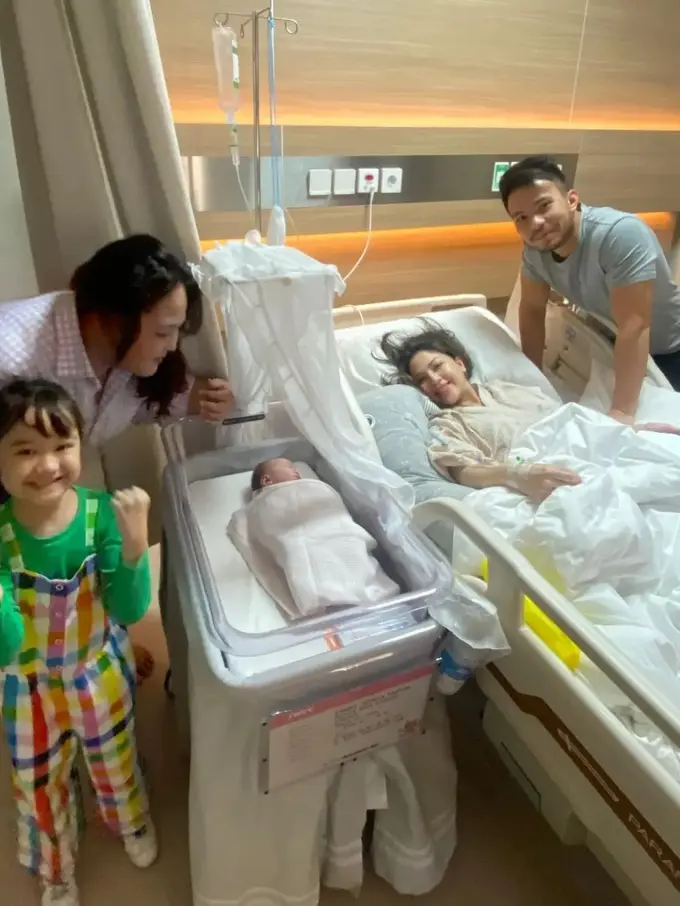 Jessica Mila Melahirkan Anak Pertama, Tampilan Bare Face dan Messy Bun Anti Lepek Jadi Sorotan