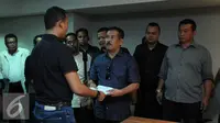 Manajer Persib Umuh  Muchtar (tengah) menyerahkan surat permintaan pelaksanaan Kongres Luar Biasa PSSI dari beberapa klub kepada Sekjen PSSI Azwan Karim di Kantor PSSI, Jakarta, Selasa (5/3/2016). (Liputan6.com/Helmi Fithriansyah)