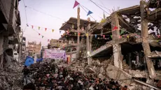 Orang-orang berkumpul untuk berbuka puasa pada hari pertama bulan puasa Ramadan di Jabalia, Jalur Gaza utara, pada 1 Maret 2025. (Bashar TALEB/AFP)