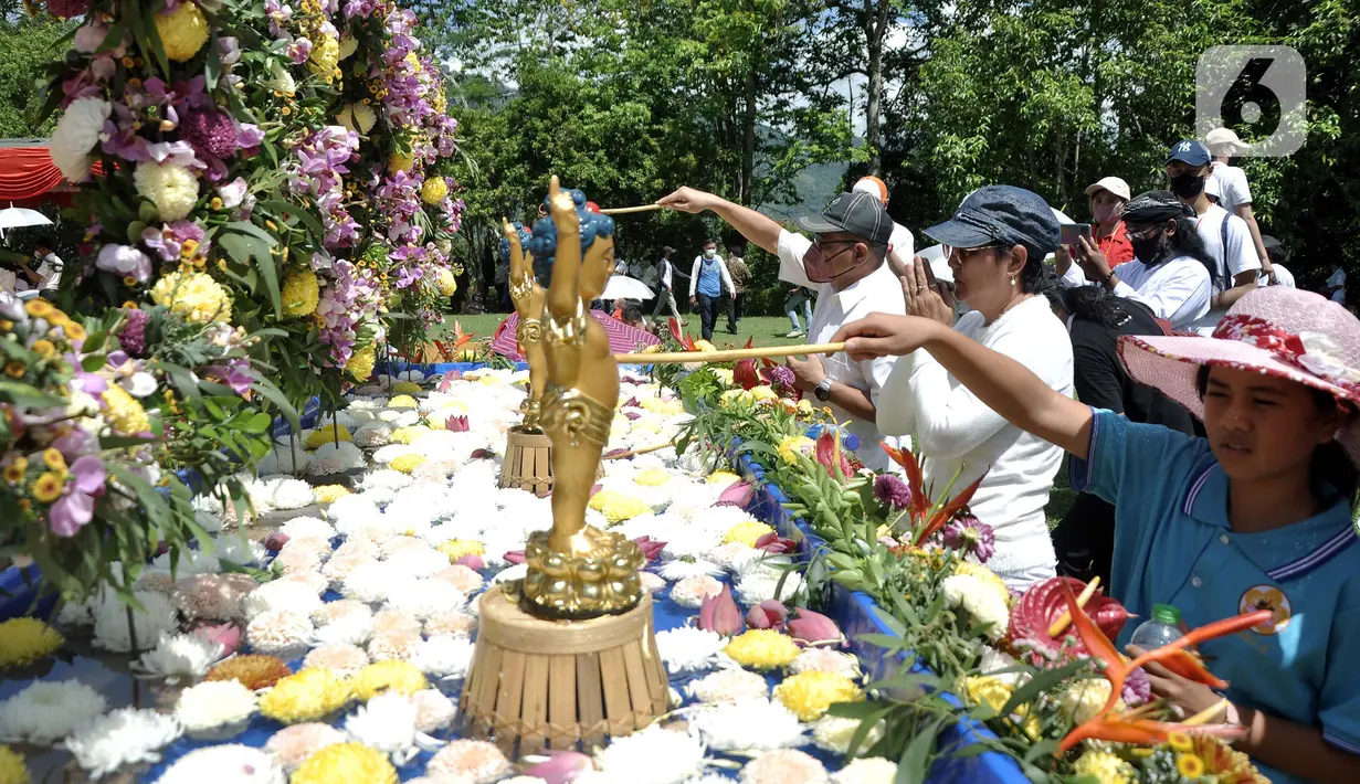 Umat Buddha mengikuti rangkaian perayaan Tri Suci Waisak 2566 BE/2022 di Candi Borobudur, Magelang, Jawa Tengah, Senin (16/5/2022). Setelah sempat ditiadakan selama dua tahun akibat pandemi COVID-19, perayaan Tri Suci Waisak kembali digelar dan diikuti ribuan umat Buddha dari berbagai daerah secara khidmat. (merdeka.com/Iqbal S. Nugroho)