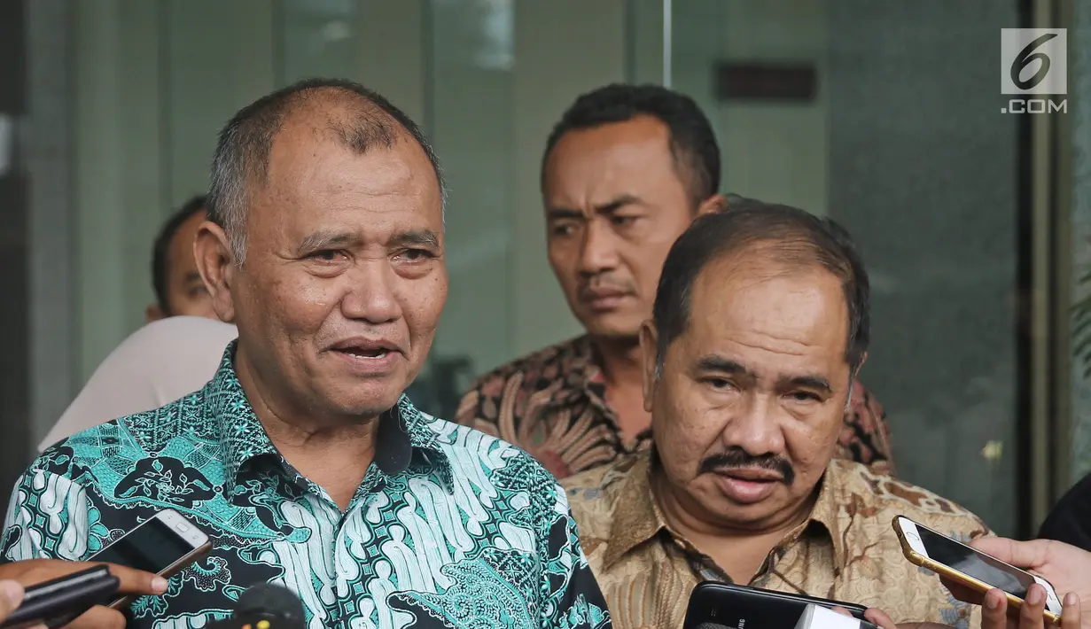 Ketua KPK Agus Rahardjo (kiri) menjawab pertanyaan wartawan usai melakukan pertemuan di Gedung KPK, Jakarta, Selasa (6/3). KPK dan PPATK bertemu untuk memperkuat kerja sama dalam pemberantasan korupsi dan TPPU. (Liputan6.com/Herman Zakharia)