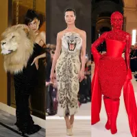 Kylie Jenner tiba menggunakan gaun strapless beludru hitam Schiaparelli SS23, berhiaskan kepala singa berukuran aslinya. [@schiaparelli].