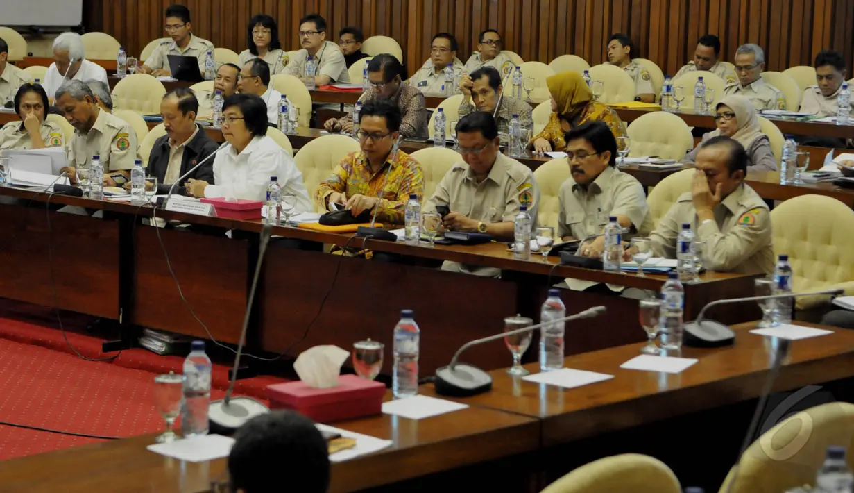 Suasana rapat Menteri Lingkungan Hidup dan Kehutanan dengan Komisi IV DPR RI, Jakarta, Senin (25/5/2015). Raker tersebut membahas perburuan dan perdagangan ilegal satwa langka yang dilindungi. (Liputan6.com/Andrian M Tunay)