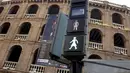 Lampu lalu lintas untuk penyeberang jalan dengan gambar sosok perempuan terlihat saat Peringatan Hari Perempuan Internasional di Valencia, Spanyol, Selasa (8/3/2016). (REUTERS/Heino Kalis)