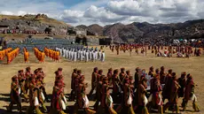 Sejumlah pemeran melakukan upacara Inca "Inti Raymi" di reruntuhan Saqsaywaman di Cuzco, Peru (24/6). Mereka melakukan ritual merayakan untuk titik balik matahari di musim dingin. (AP/Martin Mejia)