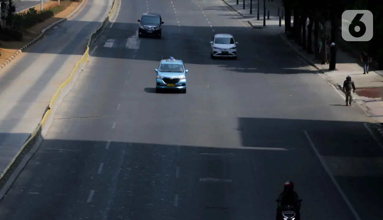 Kondisi lalu lintas di Jalan MH Thamrin, Jakarta, Rabu (2/10/2019). Jalan MH Thamrin yang biasanya ramai beberapa hari terakhir terpantau lengang. (Liputan6.com/Faizal Fanani)