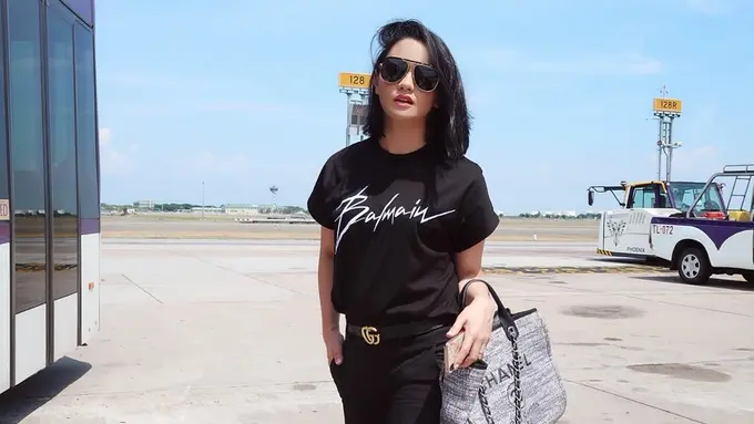 FOTO: Gaya Ririn Ekawati saat Pakai Kacamata Hitam, Menawan dan Elegan