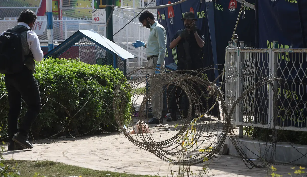 Petugas keamanan Pakistan memeriksa lokasi bom bunuh diri di taman Gulshan e Iqbal Park di Lahore, Pakistan, Senin (28/3). Lebih dari 200 orang terluka, banyak dari anak-anak  yang tewas akibat bom bunuh diri tersebut. (AFP/ARIF ALI)