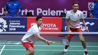 Ganda putra Indonesia, Fajar Alfian/M Rian Ardianto mengembalikan kok ke arah pemain Jepang, Takuto Inoue/Yuki Kaneko pada semifinal Bulutangkis Beregu Putra Asian Games 2018 di Jakarta, Selasa (21/8). (Liputan6.com/Helmi Fithriansyah)