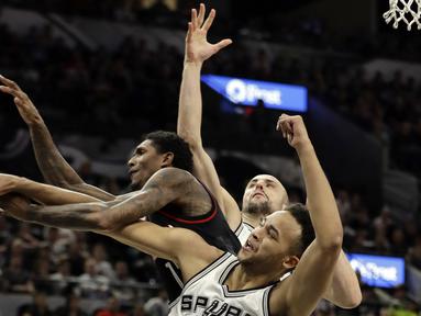 Pemain Houston Rockets, Lou Williams (tengah) berebut bola dengan para pemain San Antonio Spurs  pada gim kelima NBA basketball playoff series di San Antonio, (9/5/2017). Spurs menang 110 - 107. (AP/Eric Gay)