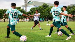 Asisten Pelatih Qorby Haqqul Adam memimpin sesi pemanasan para pemain Korea-Korea Selecao menjelang laga uji coba melawan Akademi Sepak Bola Intinusa Olah Prima (ASIOP) di Lapangan Sutasoma, Halim, Jakarta Timur, Selasa (18/11/2024). (Bola.com/Bagaskara Lazuardi)
