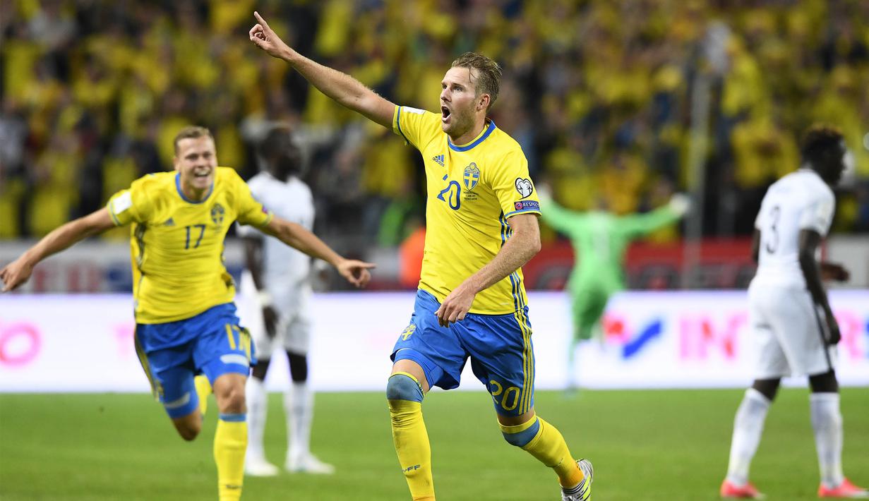 Penyerang Swedia, Ola Toivonen, merayakan gol yang dicetaknya ke gawang Prancis pada laga kualifikasi Piala Dunia 2018 di Stadion Friends Arena, Solna, Jumat (9/6/2017). Swedia menang 2-1 atas Prancis. (AFP/Jonathan Nackstrand)