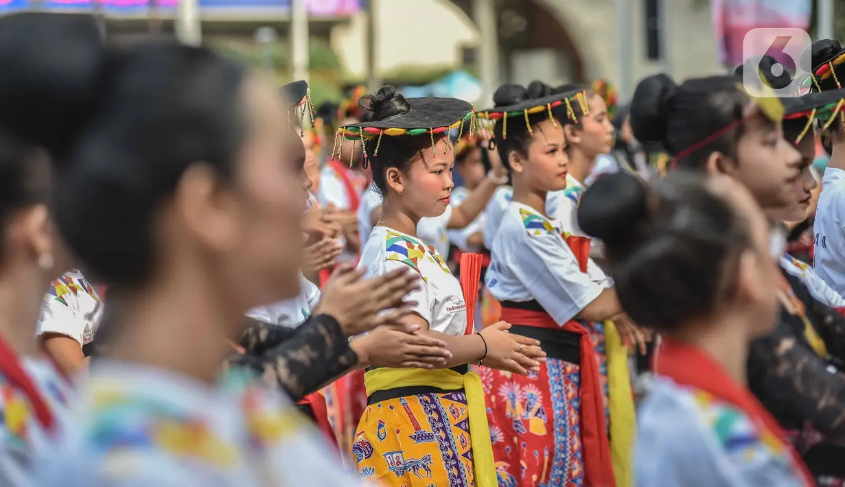 Belantara Budaya Indonesia  menggelar Parade Budaya "Beautiful Heritage of Indonesia: dalam rangka rangkaian peluncuran Stasiun LRT Revo. (Liputan6.com/Faizal Fanani)