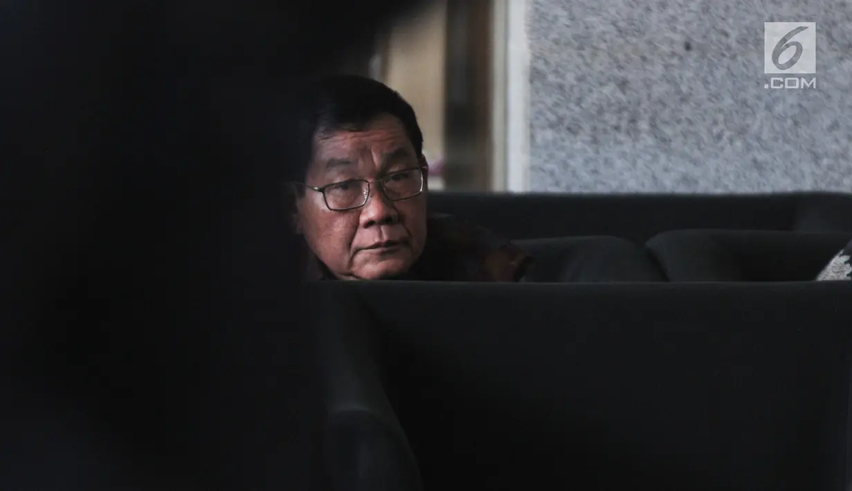 Wakil Bupati Kabupaten Mesuji Saply TH menunggu untuk menjalani pemeriksaan di Gedung KPK, Jakarta, Kamis (16/5/2019). Saply diperiksa sebagai saksi untuk tersangka Bupati Mesuji Khamami pada kasus dugaan suap terkait proyek infrastruktur di Kabupaten Mesuji TA 2018. (merdeka.com/Dwi Narwoko)