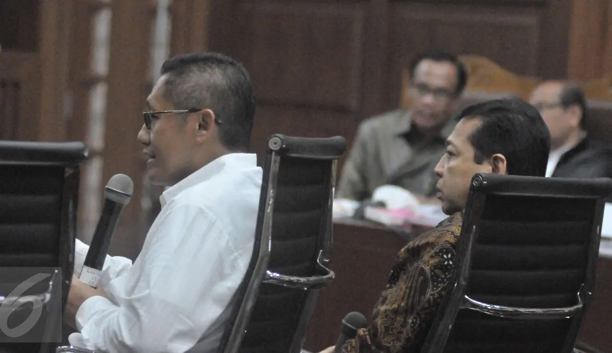 Mantan Ketum Partai Demokrat Anas Urbaningrum memberikan kesaksian dalam sidang kasus korupsi e-KTP di Pengadilan Tipikor Jakarta, Kamis (6/4). Delapan orang saksi dihadirkan JPU, termasuk Ketua DPR Setya Novanto. (Liputan6.com/Helmi Afandi)