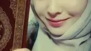 Remaja 20 tahun itu tampil dengan hijab sambil memegang Alquran. Foto-foto yang diunggah akhir 2015 silam itu membuat heboh nitizen dari Indonesia. (dok.Instagram)