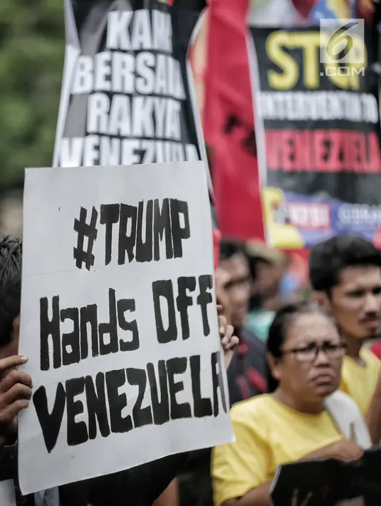 Gerakan Buruh untuk Rakyat (Gebrak) berunjuk rasa di depan Kedubes Amerika Serikat, Jakarta, Selasa (12/2). Massa mengecam tindakan AS yang diduga mengintervensi pemerintahan Venezuela di bawah kepemimpinan Nicolas Maduro. (Liputan6.com/Faizal Fanani)