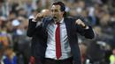 Pelatih Arsenal, Unai Emery, melakukan selebrasi usai lolos ke final Liga Europa setelah mengalahkan Valencia di Stadion Mestalla, Valencia, Kamis (9/5). Arsenal unggul agregat 7-3 atas Valencia. (AFP/Javier Soriano)