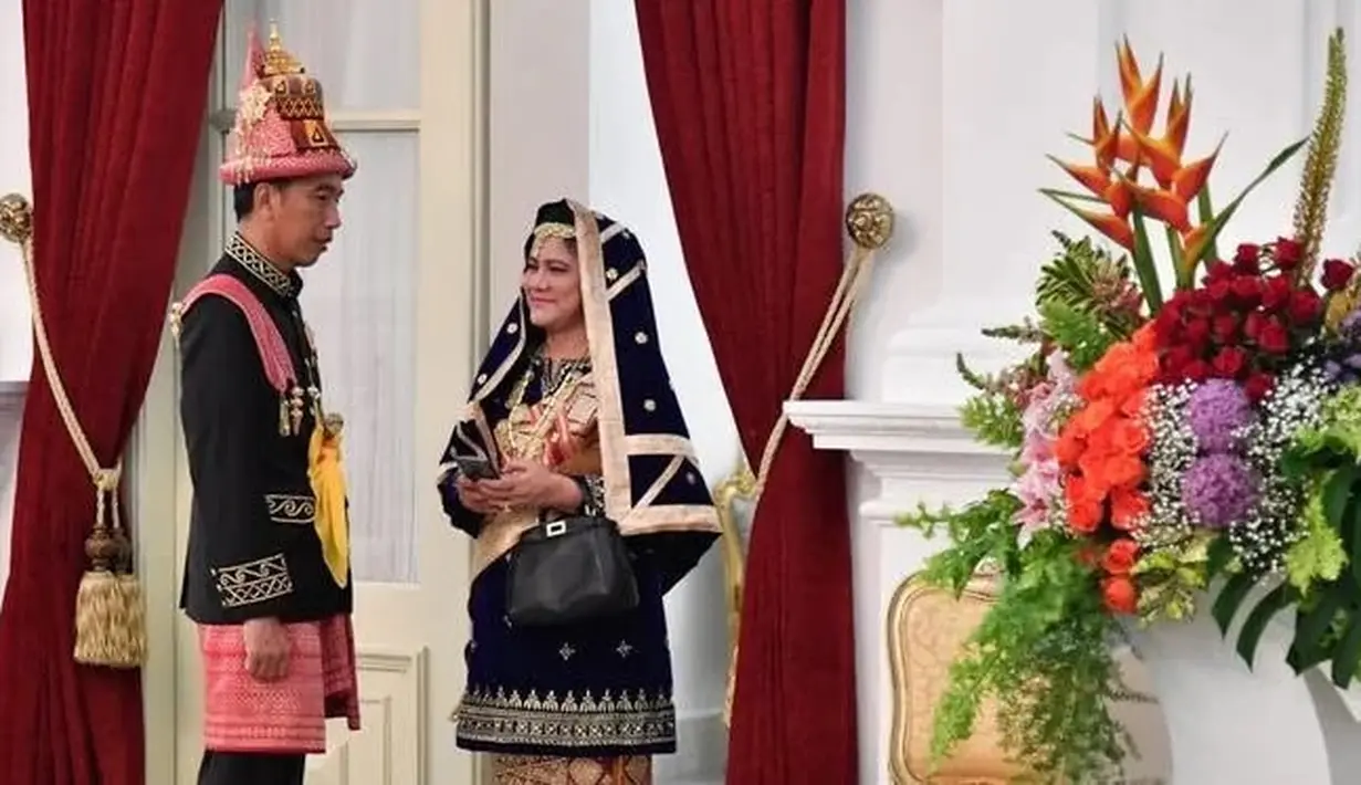 Saat upacara peringatan HUT RI ke-73,  Iriana yang mengenakan pakaian adat Minangkabau, Sumatera Barat. :engkap dengan penutup kepala, kalung, dan handbag Foto: Instagram @jokowi