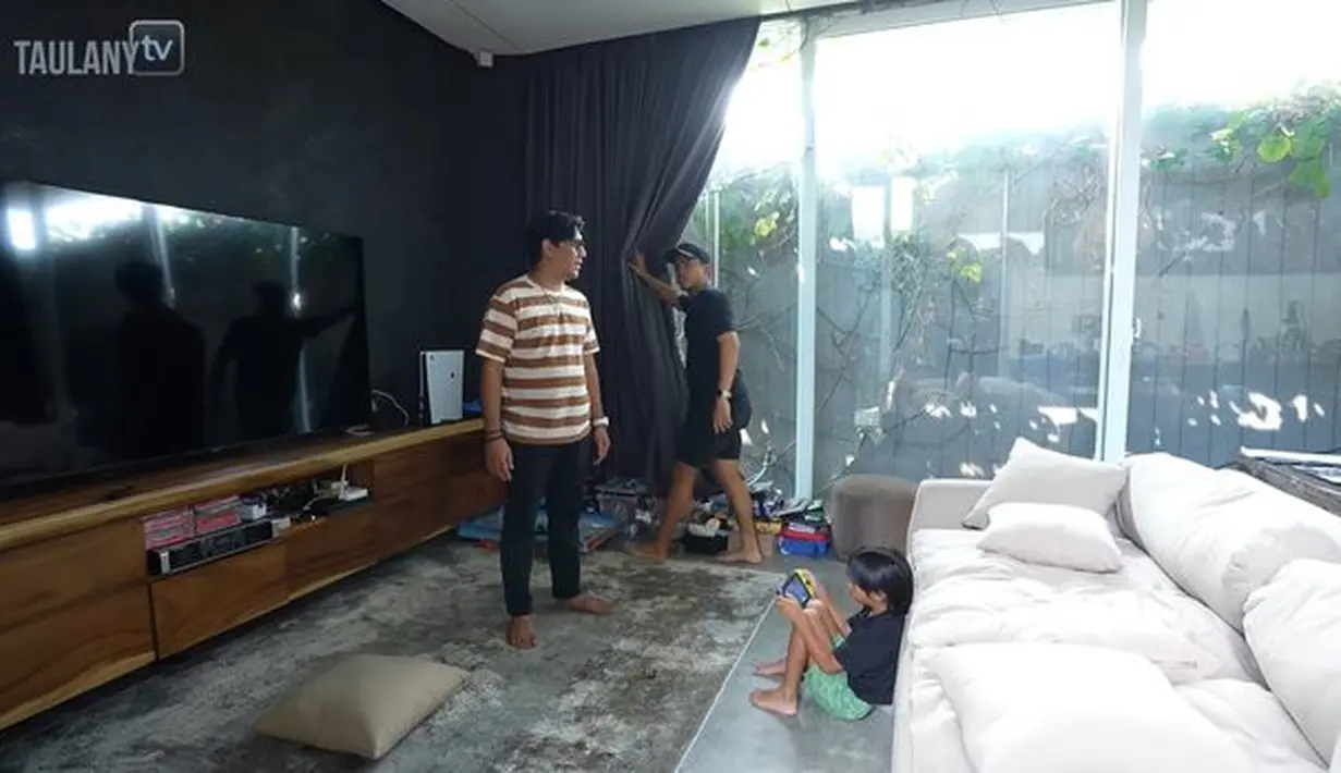 <p>Pada lantai pertama, ada ruangan keluarga yang biasa digunakan untuk nonton TV. Selain itu, tempat ini juga area bermain utuk sang buah hati, Sekala. [Foto: YouTube.com/TAULANY TV]</p>