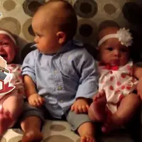 Bayi Ini Bingung Lihat Bayi Kembar