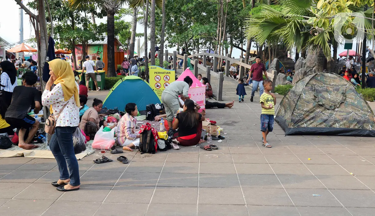 Pengunjung kebanyakan piknik di Pantai Ancol. (Liputan6.com/Herman Zakharia)