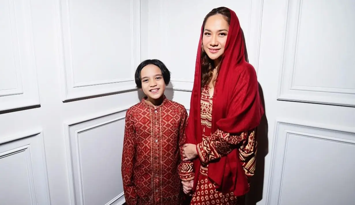 Jangan diragukan kekompakan ibu dan anak ini. Keduanya terlihat begitu serasi dengan pakaian warna merah. Noah terlihat sangat tampan, sementara ibundanya nya terlihat begitu cantik. Gaya penampilan mereka ini berhasil menuai pujian dari netizen. (Liputan6.com/IG/@bclsinclair)