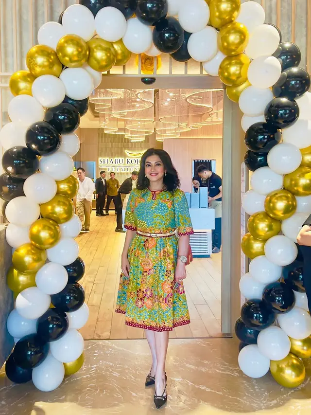 Inspirasi Outfit Batik ala Bella Saphira