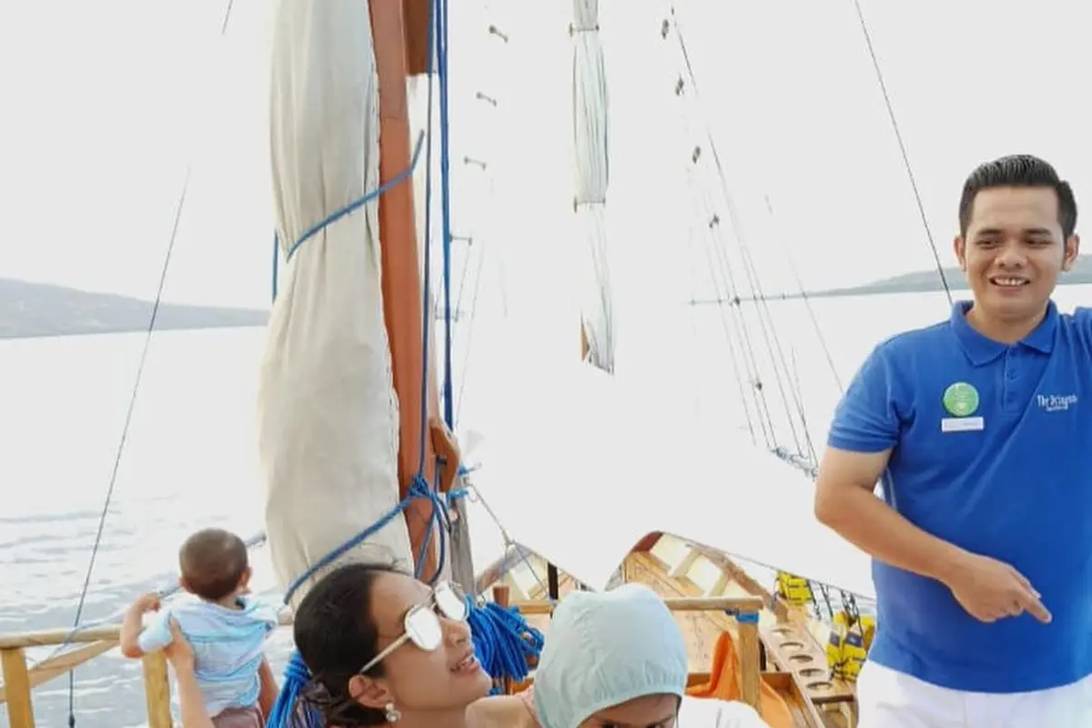 7 Gaya Liburan Happy Salma di Atas Kapan Bersama Keluarga