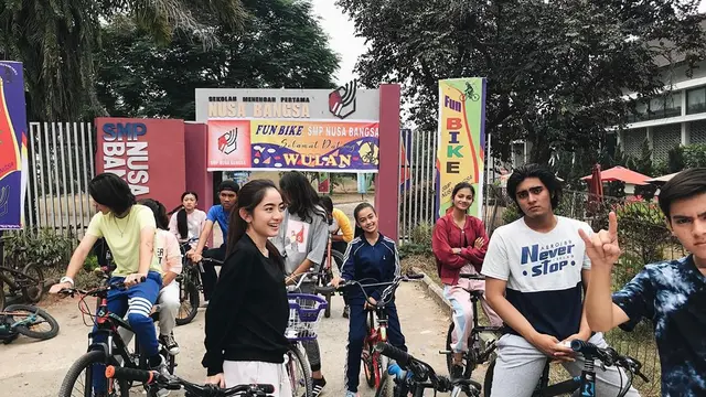 Jadi Guru di Sinetron, Ini 6 Potret Natalie Zenn Bareng Pemain Dari Jendela SMP