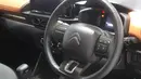 Setir yang digunakan berdesain palang tiga dan sudah dilengkapi dengan audio steering switch control. Sayangnya, material setir yang digenggam belum dilapisi material kulit, namun hanya bahan karet biasa. Hal yang unik dari roda kemudi Citroën C3 adalah tombol klaksonnya yang berbentuk persegi.