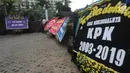 Sejumlah karangan bunga yang mengucapkan berbelasungkawa atas kematian KPK terlihat di Gedung Merah Putih, Jakarta, Senin (9/9/2019). Keberadaan kain hitam dan karangan bunga ini merupakan bentuk protes atas revisi Undang-undang KPK yang dinilai dapat melemahkan KPK. (merdeka.com/Dwi Narwoko)