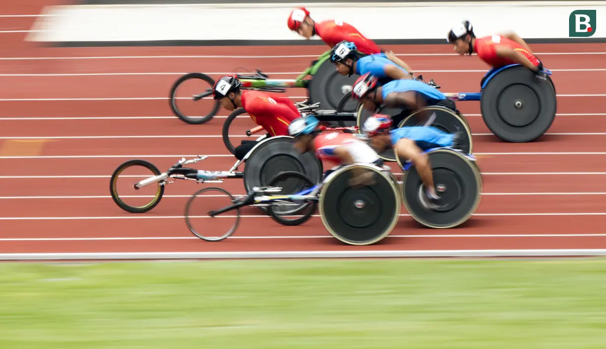 Atlet Thailand mendominasi cabang para atletik nomor 1500 meter putra klasifikasi T53/54 pada Asian Para Games 2018, di Stadion Utama Gelora Bung Karno Jakarta, Kamis(11/10/2018).  (Bola.com/Peksi Cahyo)