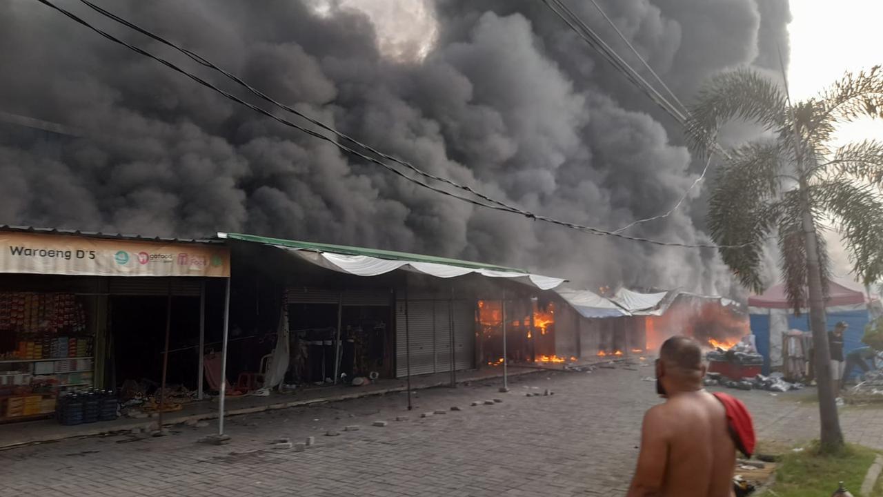 Puluhan kios terjadi di Pasar Duta Bandara di Komplek Mutiara Garuda, Kecamatan Teluknaga, kabupaten Tangerang, hangus terbakar.