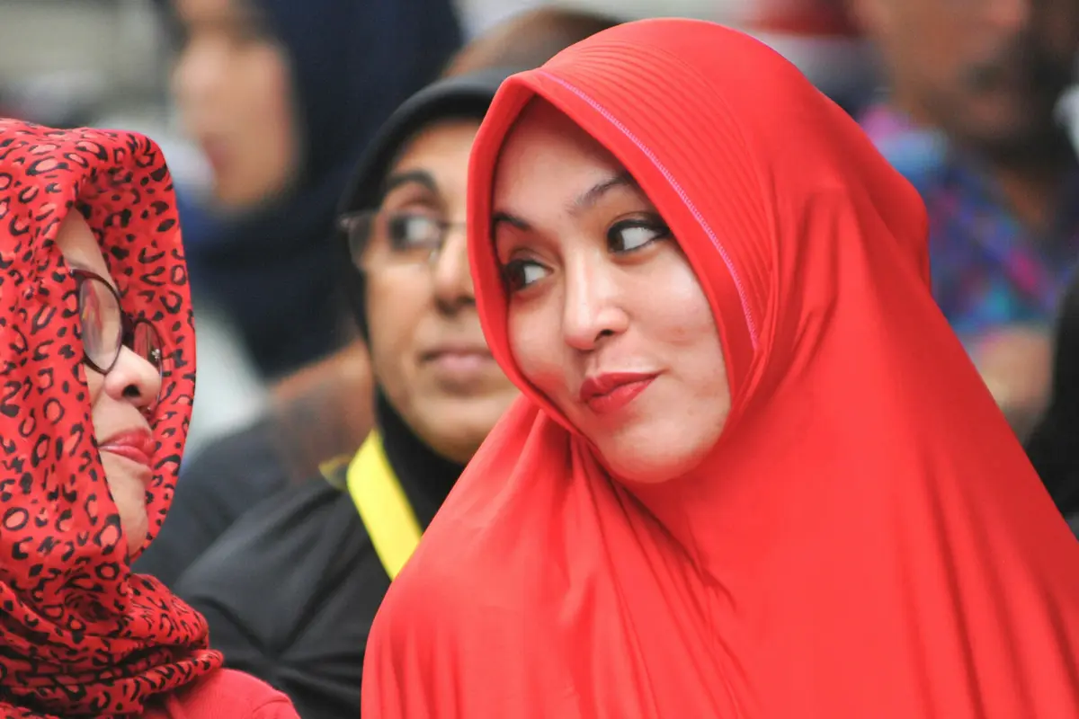 20160527-Gaya Kompak Angelina Sondakh dan Dewi Yasin Limpo Berhijab Merah Menyala-Jakarta