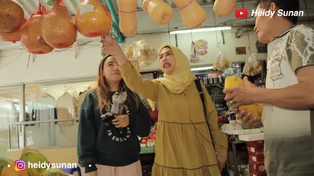 Tanpa Makeup, Ini 7 Momen Salmafina Sunan Belanja di Pasar