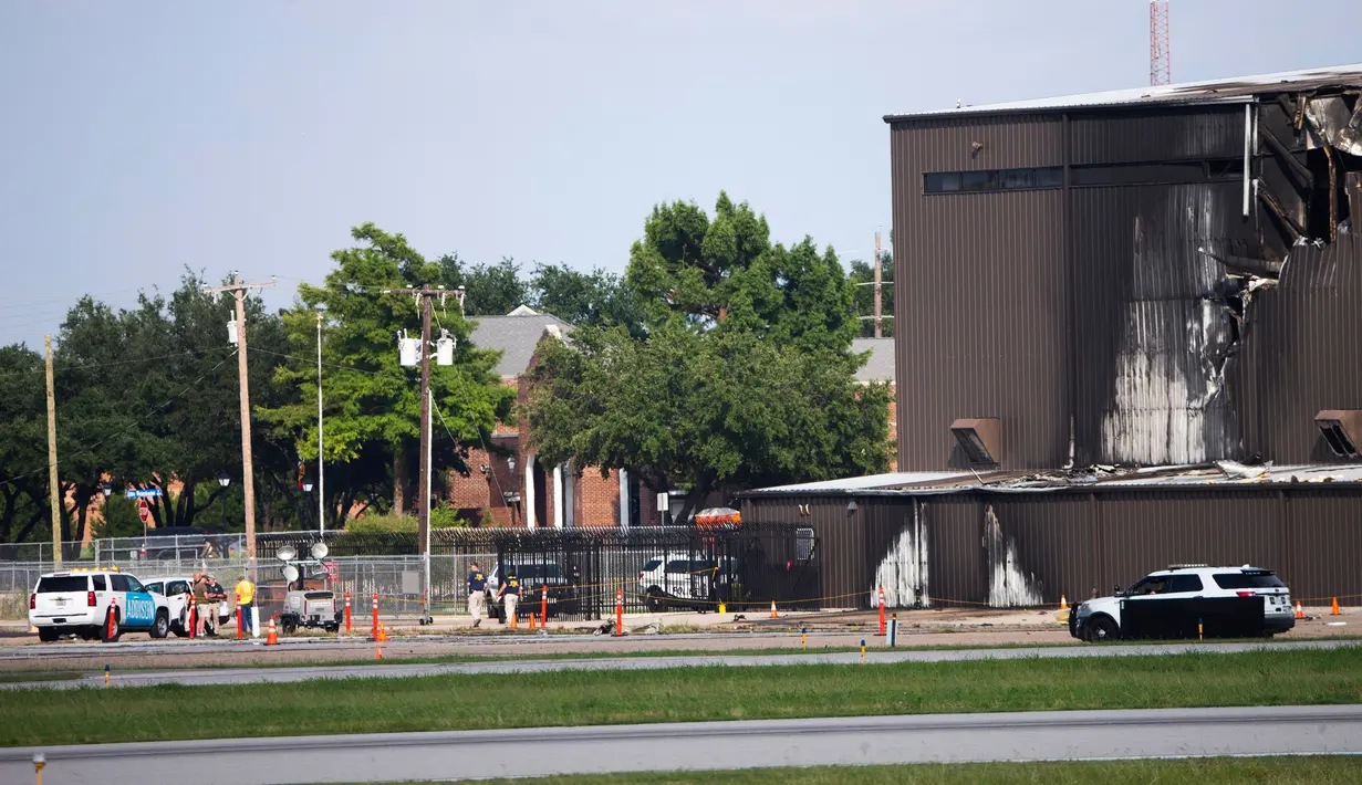 Kerusakan terlihat setelah pesawat bermesin ganda menabrak hanggar di Bandara Addison, Addison, Texas, AS,  Minggu (30/6/2019). Seluruh penumpang pesawat tewas dalam insiden nahas tersebut. (Shaban Athuman/The Dallas Morning News via AP)