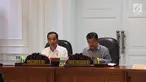 Presiden Joko Widodo didampingi Wakil Presiden Jusuf Kalla saat memimpin rapat terbatas di kantor presiden, Jakarta, Selasa (22/5). Rapat tersebut membahas pencegahan dan penanggulangan teroris. (Liputan6.com/Angga Yuniar)