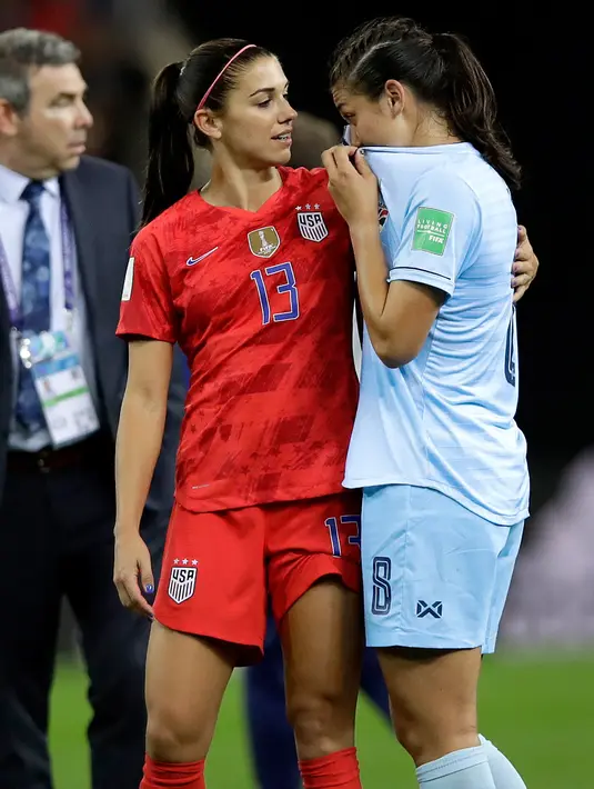 Pemain AS, Alex Morgan menghibur pemain Thailand, Miranda Nild usai pertandingan grup F Piala Dunia Wanita Prancis 2019 di Stadion Auguste-Delaune di Reims, Prancis (11/6/2019). Amerika Serikat berhasil menang telak atas Thailand dengan skor 13-0. (AP Photo/Alessandra Tarantino)