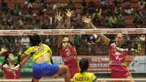 Pevoli Jakarta Pertamina Energi, Putri Andya dan Mari Stein (kanan) melakukan blocking saat melawan Jakarta PGN Popsivo pada final four seri kedua di GOR Amongrogo, Yogyakarta, Jumat (6/5/2016). (Bola.com/Vitalis Yogi Trisna)