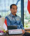 KTT ASEAN Sebagai wadah bertemunya para pertemuan dari beberapa negara yaitu Indonesia, Brunei Darussalam, Kamboja, Laos, Malaysia, Filipina, Singapura, Vietnam dan Timor Leste. Jokowi tampil mengenakan batik panjang warna biru dipadukan celana hitam. Credit: @sekretariat.kabinet