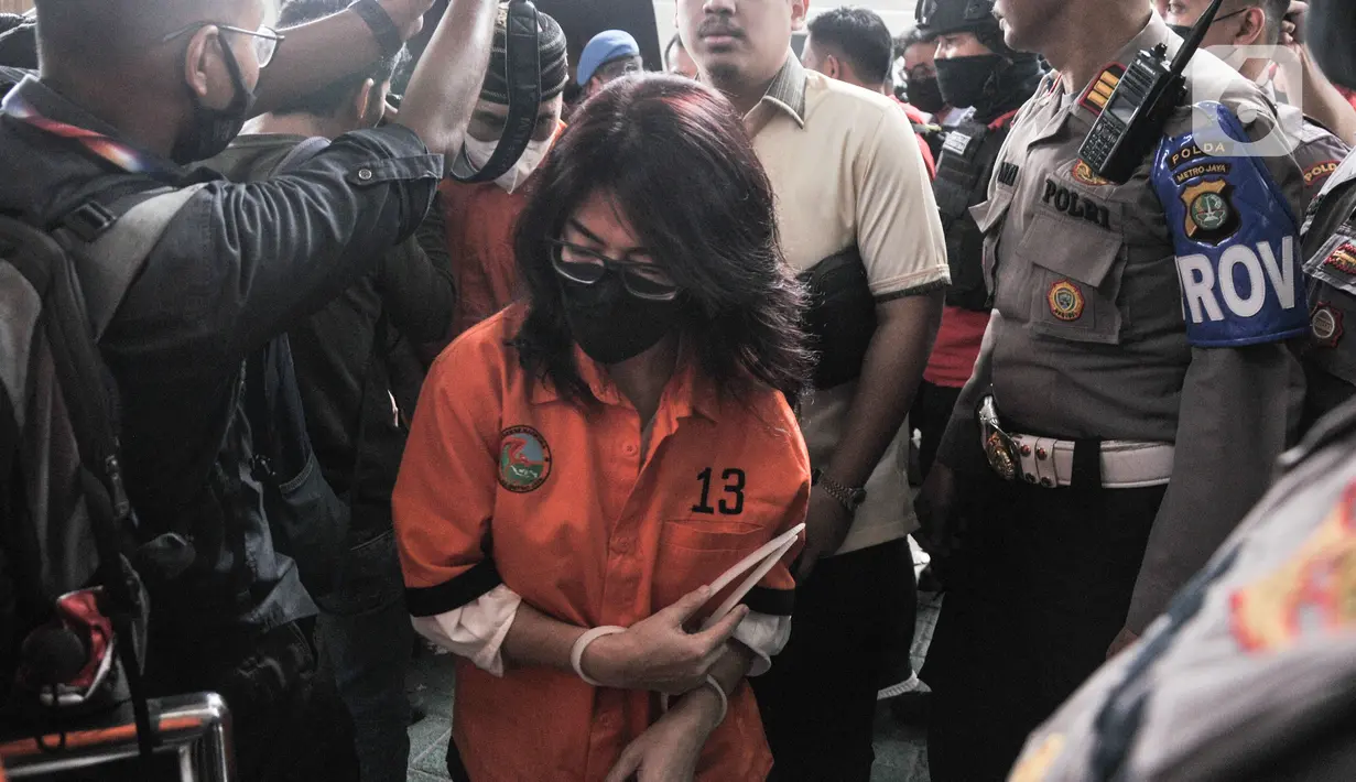 Tersangka lainnya saat tiba untuk pelimpahan tahap II kasus narkoba di Kejaksaan Negeri Jakarta Barat, Rabu (11/1/2023). Direktorat Reserse Narkoba Polda Metro Jaya hari ini serahkan Irjen Teddy Minahasa dan tersangka lain kasus peredaran 5 kilogram sabu dari Sumatera Barat ke Kejaksaan.  (merdeka.com/Iqbal S Nugroho)