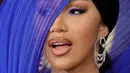 <p>Cardi B memadukan tampilan eyeliner dengan bibirnya. Eyeliner biru kobalt yang halus disesuaikan dengan bibir yang mengkilap, liner cokelat yang sengaja diperlihatkan. Belum lagi sanggulnya yang licin dan rambut berbelah samping yang membuat penampilannya semakin sempurna. Foto: Glamour</p>