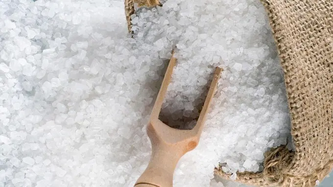 4 Alasan Gunakan Garam Dikulit Pada Musim Panas