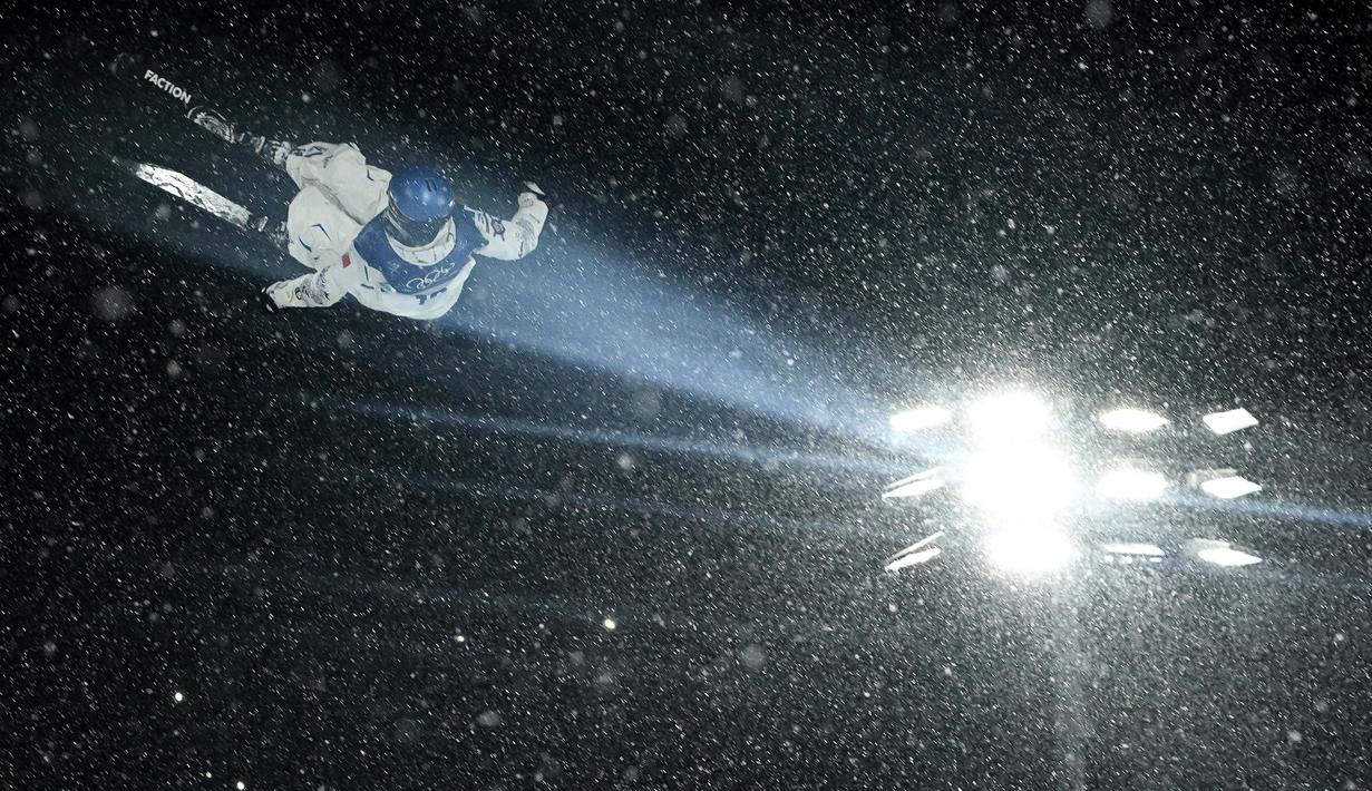 Gu dibesarkan di AS namun memutuskan mewakili Tiongkok sejak 2019. Ia melakukan debut di Olimpiade Beijing 2022. (AFP/Jeff Pachoud)